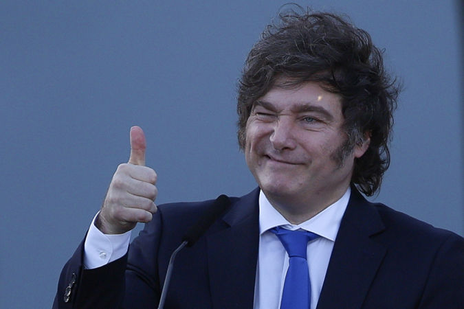 EZEIZA (ARGENTINA), 02/10/2025.- O presidente da Argentina, Javier Milei, cumprimenta participantes durante evento do governo realizado no Complexo Penitenciário Federal, em Ezeiza - STR/EFE