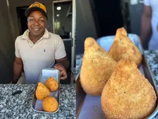 ‘Coxinheva’: morador da comunidade Tia Eva cria coxinha sequinha e com recheio inusitado