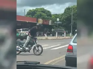 Audácia? Motociclista é filmado fazendo ‘zerinho’ enquanto aguarda semáforo abrir em Campo Grande
