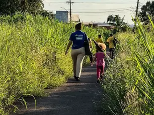 Praça inacabada vira foco de mato e insegurança entre Jardim Presidente e Cerejeiras