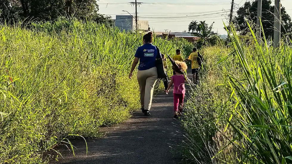 Praça inacabada vira foco de mato e insegurança entre Jardim Presidente e Cerejeiras