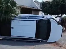 Motorista devia de motociclista, colide em portão e tomba carro
