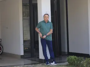 PM troca tornozeleira eletrônica de Bolsonaro durante prisão domiciliar