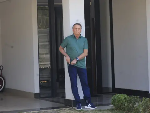 PM troca tornozeleira eletrônica de Bolsonaro durante prisão domiciliar