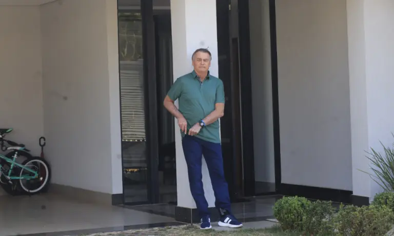 PM troca tornozeleira eletrônica de Bolsonaro durante prisão domiciliar