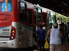 Isenção de imposto milionário divide opinião de usuários de ônibus, que temem aumento de tarifa