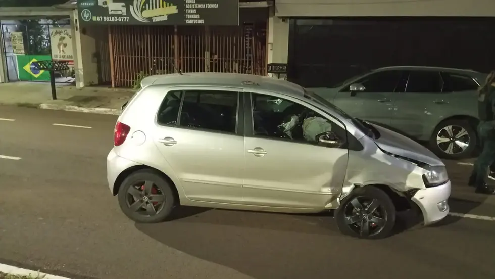 Motorista bate em Volvo estacionado e condutor é preso por embriaguez em Campo Grande