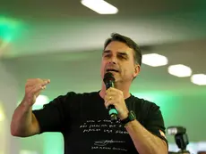 Flávio liga para Salles para agradecer por desistência, mas não fala de Zema