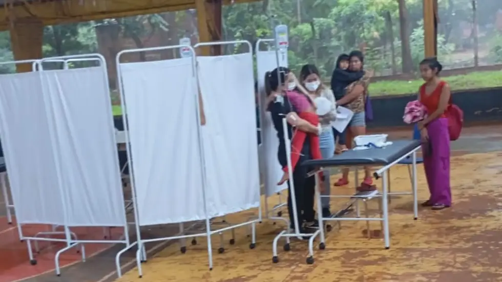 Indígenas com suspeita de chikungunya atendidos em quadra de escola na aldeia. (Foto: Fala Povo Midiamax)