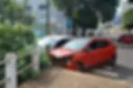 Ford Ka e Ford Fiesta ficaram com danos após rodarem na pista e pararem junto ao muro de proteção na Avenida Ernesto Geisel. (Foto: Maya Severino)
