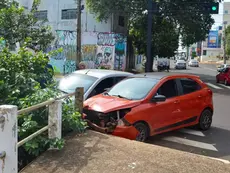 Colisão entre carros termina em mureta de córrego na Avenida Ernesto Geisel