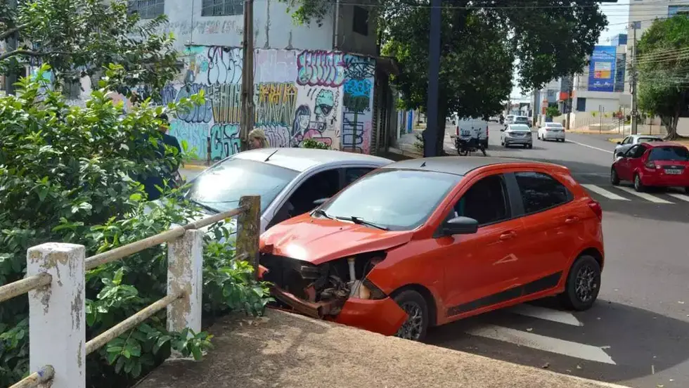 Colisão entre carros termina em mureta de córrego na Avenida Ernesto Geisel