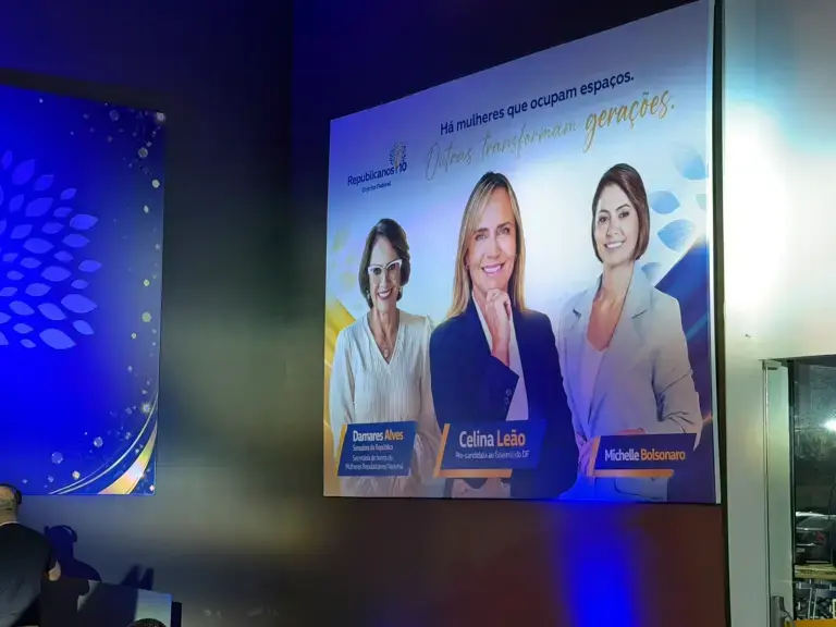 Sem confirmar candidatura, Michelle Bolsonaro estampa banner em convenção do Republicanos no DF - Bruno Pinheiro