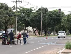 Depois de 6 pneus estourados, tapa-buracos chega a trecho da Ernesto Geisel