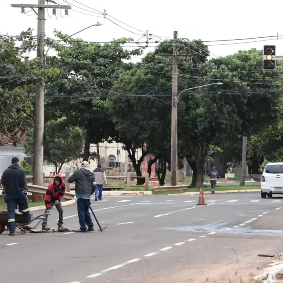 Depois de 6 pneus estourados, tapa-buracos chega a trecho da Ernesto Geisel