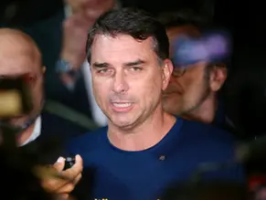 Flávio Bolsonaro diz que, se eleito, irá suspender reforma tributária por um ano