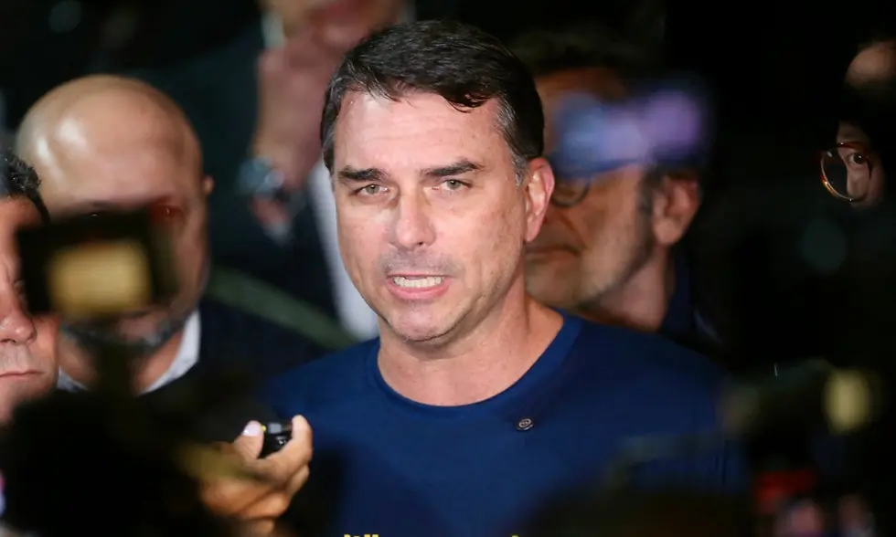Flávio Bolsonaro diz que, se eleito, irá suspender reforma tributária por um ano
