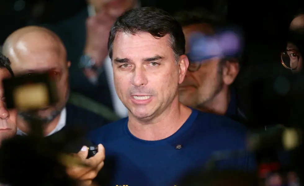 Flávio Bolsonaro diz que, se eleito, irá suspender reforma tributária por um ano
