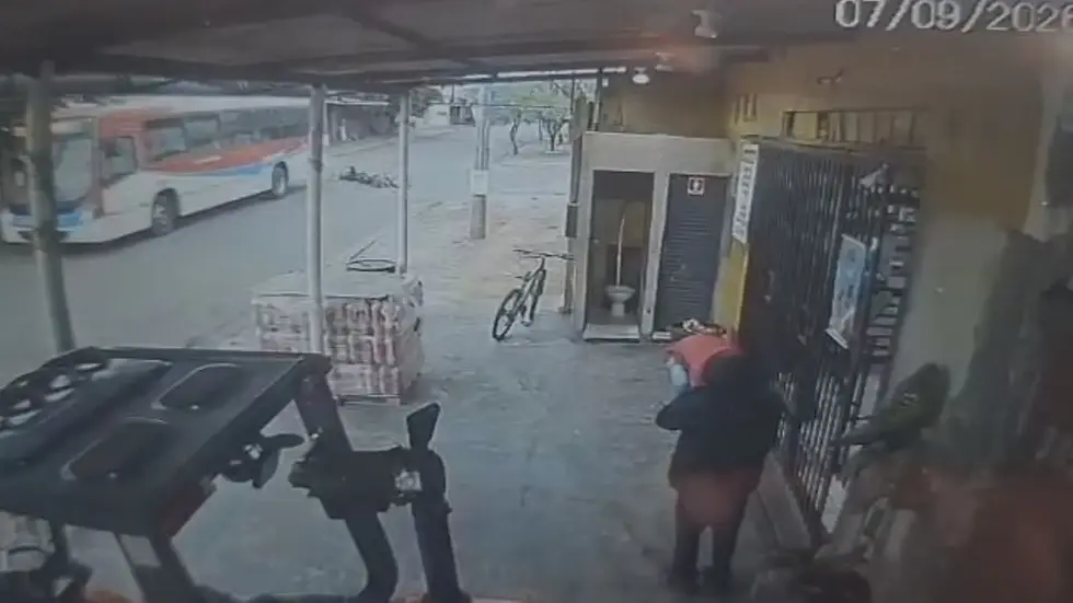 Motociclista furou placa de Pare. (Reprodução)