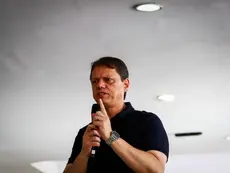 Tarcísio deve ir a reunião do Republicanos e aumentar pressão por apoio a Flávio