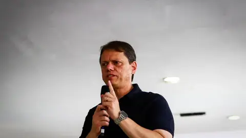 Tarcísio deve ir a reunião do Republicanos e aumentar pressão por apoio a Flávio