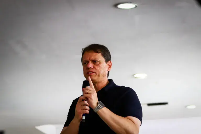 O candidato à reeleição ao governo do Estado de São Paulo, Tarcísio de Freitas (Republicanos) da início a sua campanha eleitoral participando de um encontro com mulheres em Osasco na Grande São Paulo neste domingo (16) ALOISIO MAURICIO/FOTOARENA/FOTOARENA/ESTADÃO CONTEÚDO