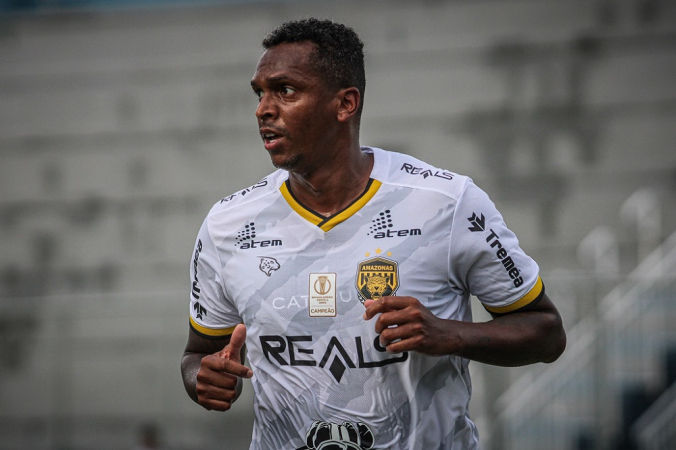 último clube profissional de Jô foi o Amazonas.