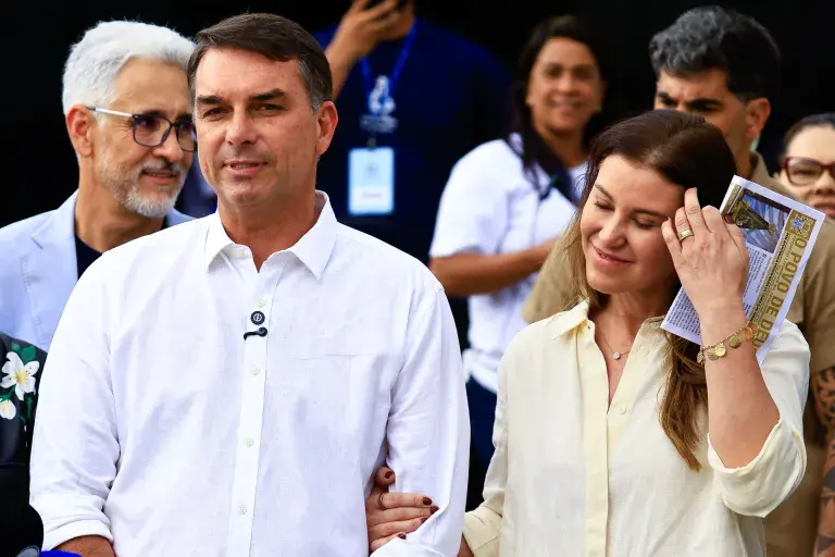Flávio visitará Jair Bolsonaro nesta terça-feira
