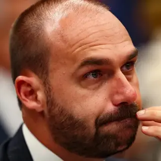Governo Lula demite Eduardo Bolsonaro da PF por abandono de cargo