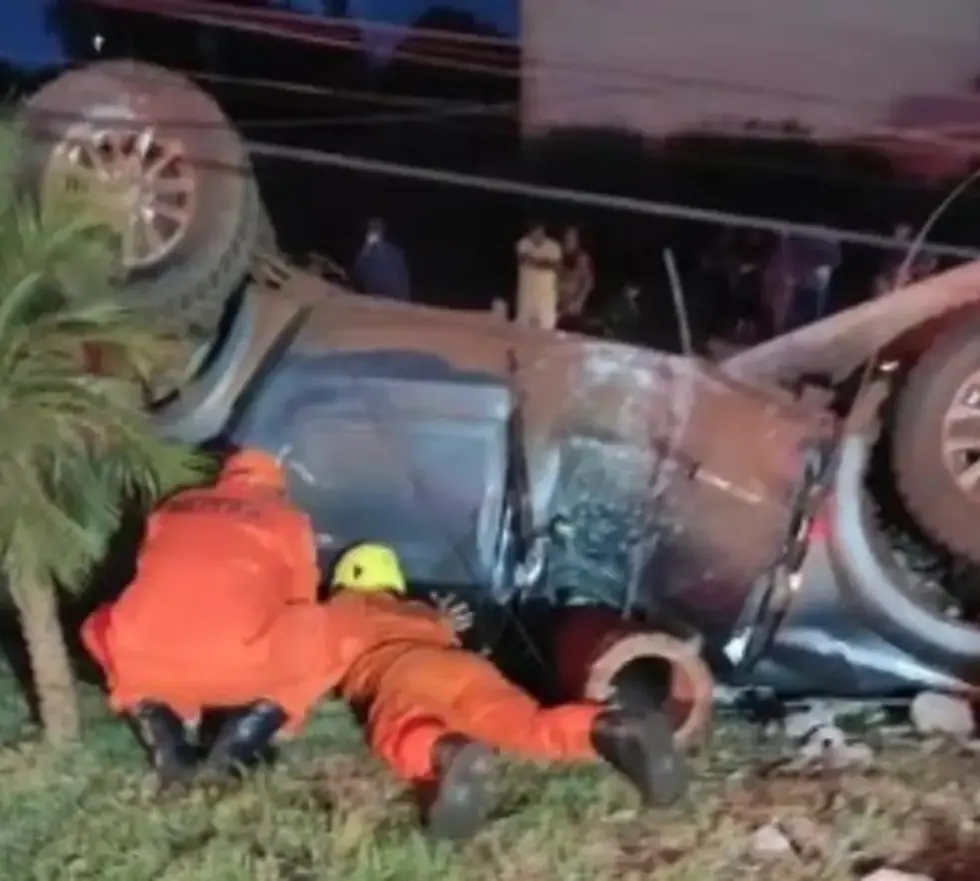 Motorista fica preso nas ferragens em forte colisão de caminhonete contra poste