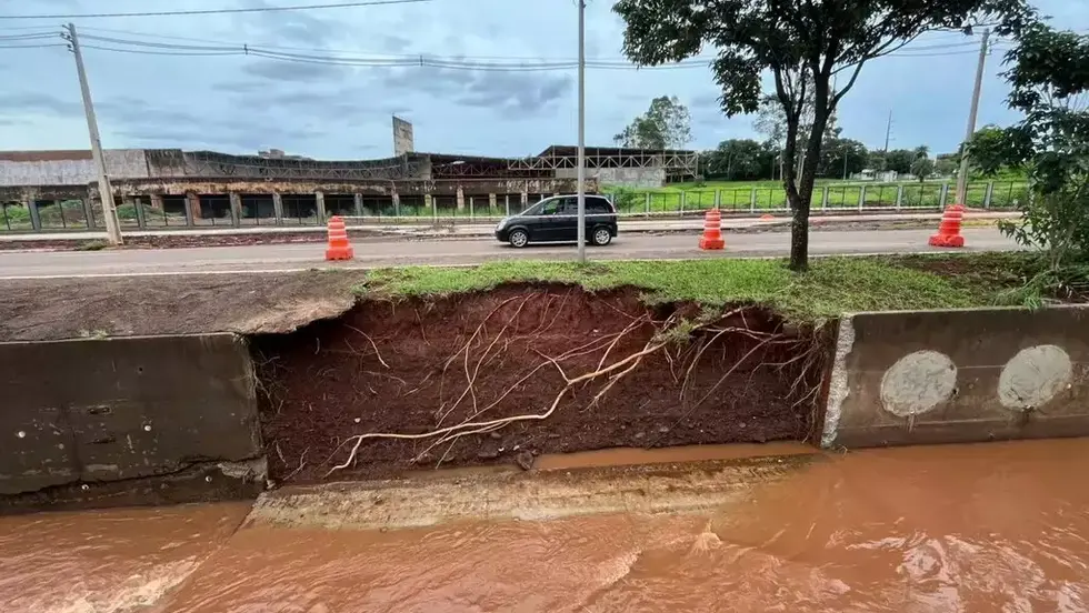 Contenção de córrego desaba novamente e leva parte de asfalto