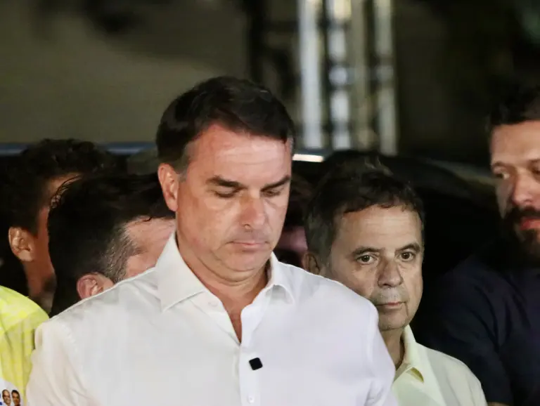 Após fugir do Brasil, Flávio usou passaporte diplomático cancelado para entrar nos EUA