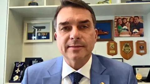 Flávio Bolsonaro lança plano de governo centrado em cortes de gastos, segurança e reformas liberais