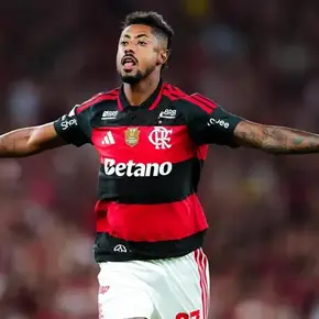 MARACANÃ EM FESTA: FLAMENGO BATE O VITÓRIA POR 2 A 0 E ENCOSTA NA LIDERANÇA DO BRASILEIRÃO