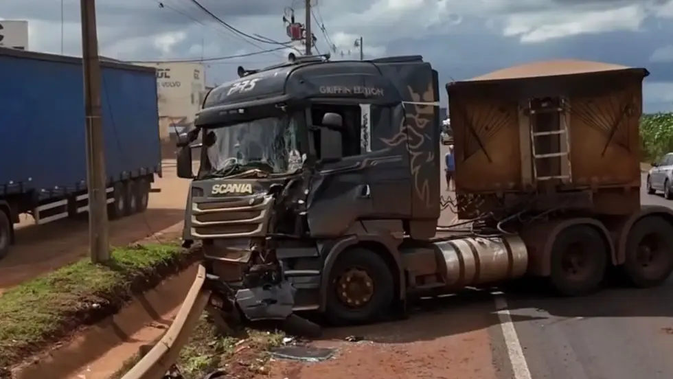 Engarrafamento na BR-163: carreta acaba no guard-rail em Campo Grande