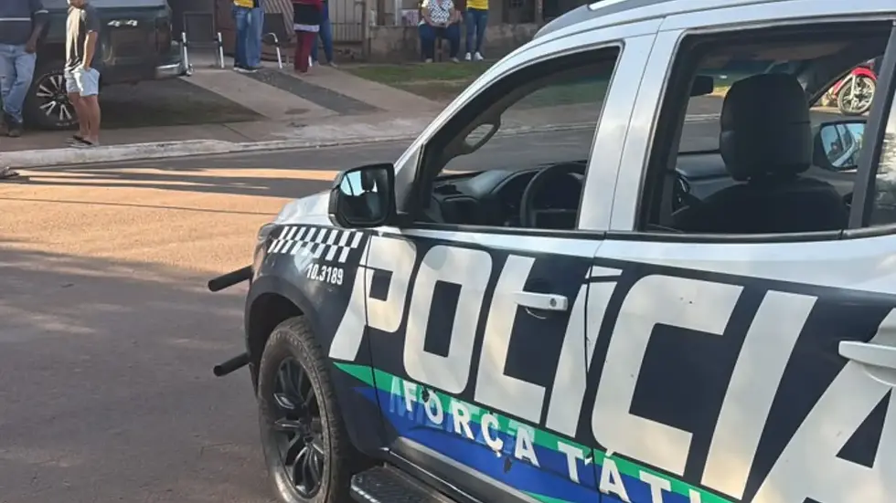 Policiais militares no local onde a vítima foi encontrada. (Reprodução, Polícia Militar)