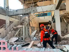 Terremoto de magnitude 7,7 atinge o leste da Indonésia, deixa mortos e mobiliza evacuações costeiras