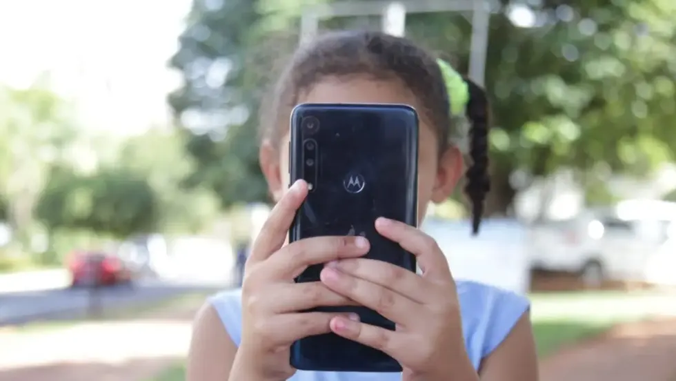 Visão distorcida sobre desafios da internet coloca crianças em risco, diz especialista