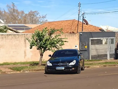 Veículo de luxo é abandonado no meio da rua na Vila Marcos Roberto