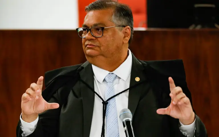 Dino manda notificar entes que não prestaram contas de emendas Pix para eventos