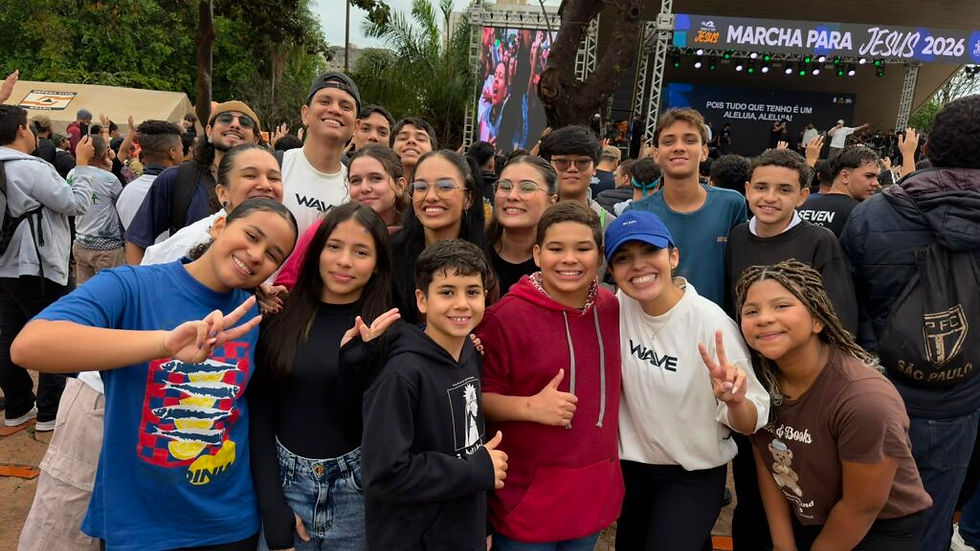 Suyane Diniz e seu grupo de amigos da igreja reunidos na Marcha para Jesus 2026.