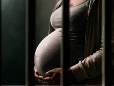 Grávida de 9 meses, mulher presa por engano recebe liberdade em Campo Grande