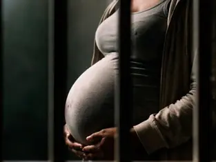 Grávida de 9 meses, mulher presa por engano recebe liberdade em Campo Grande