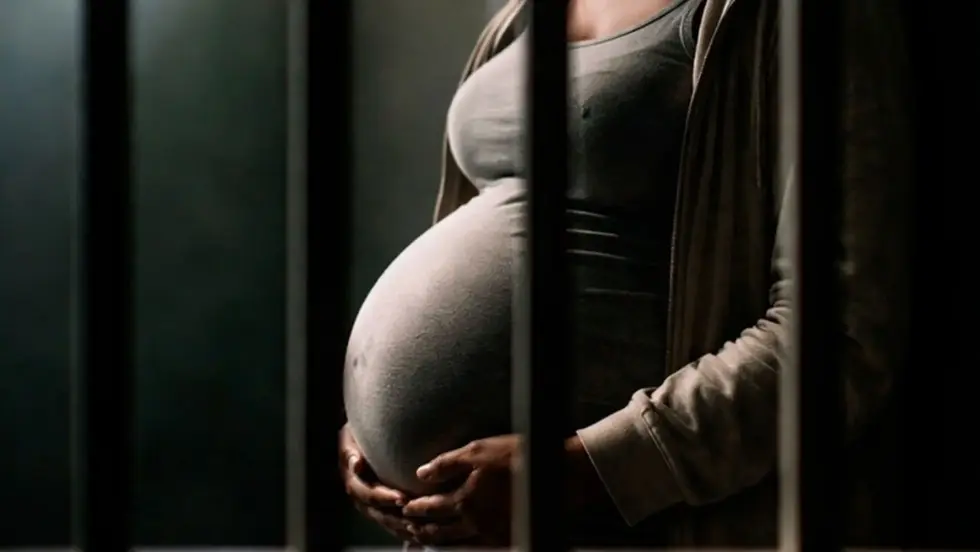 Grávida de 9 meses, mulher presa por engano recebe liberdade em Campo Grande