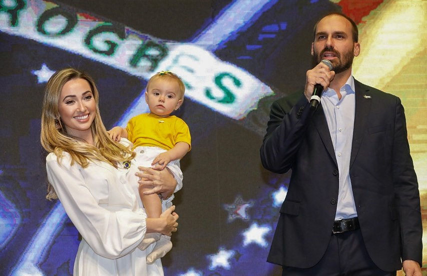 Esposa de Eduardo Bolsonaro rebate Nikolas Ferreira nas redes sociais