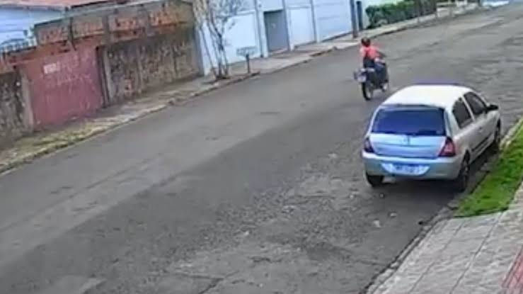 Câmeras registram momento em que motociclista fica ferida ao se enroscar em fio solto no bairro São Francisco