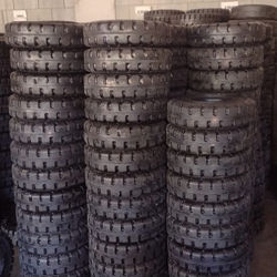 Grande estoque de pneus para pronta entrega