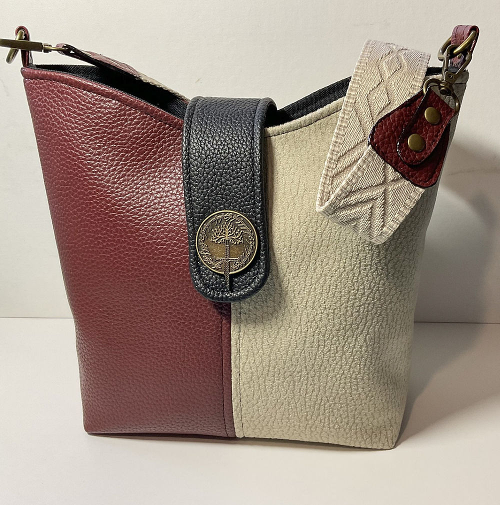 LOTR Bucket Bag with magic fixed pouch in the interior
Michele Sawyer