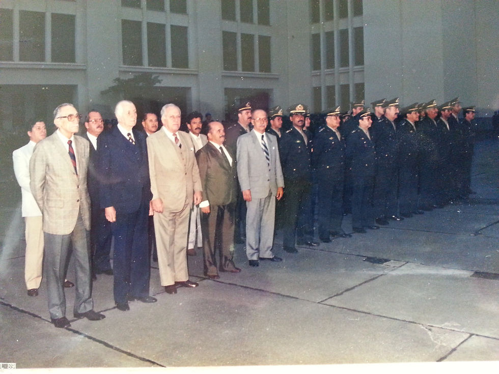 Podemos ver a partir da esquerda na primeira fileira: General Veterinário Castro, Gen Vet Estevão, Gen Vet Adalberto, Gen Vet Coutada, não identificado, Coronel Camoleze, não identificado, não identificado, não identificado. Coronel Willian.