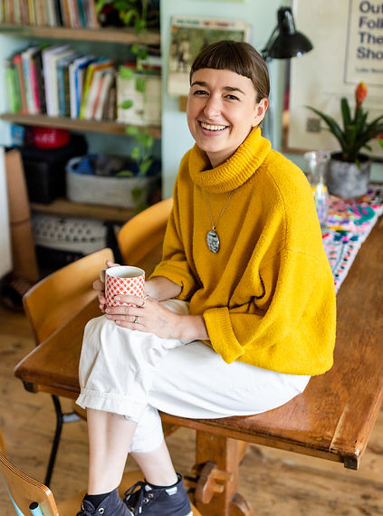 Amsterdam-portretfotografie-vrouw-tafel-gele-trui.jpg